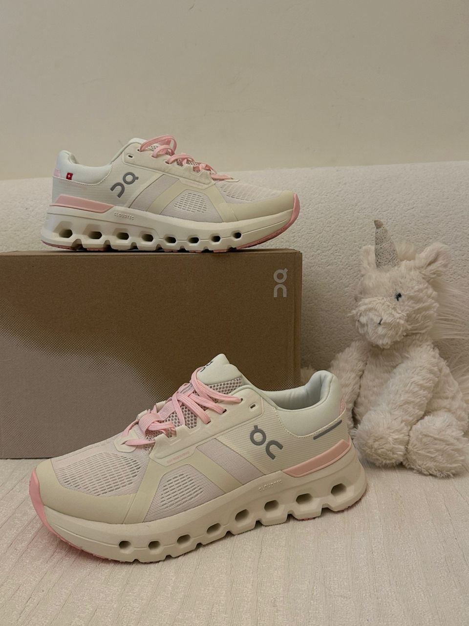 Cloudrunner undyed white/flame