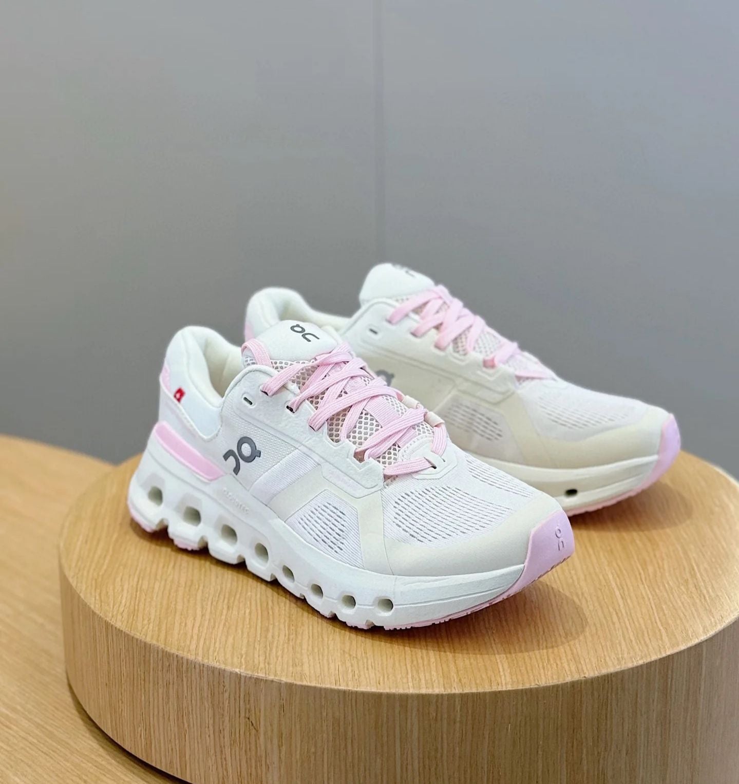 Cloudrunner undyed white/flame