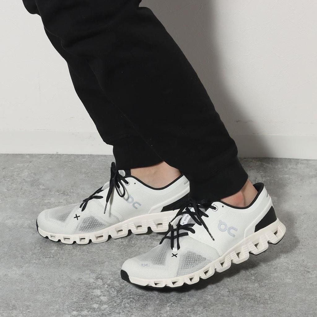 On Running Cloud X 3 White Black