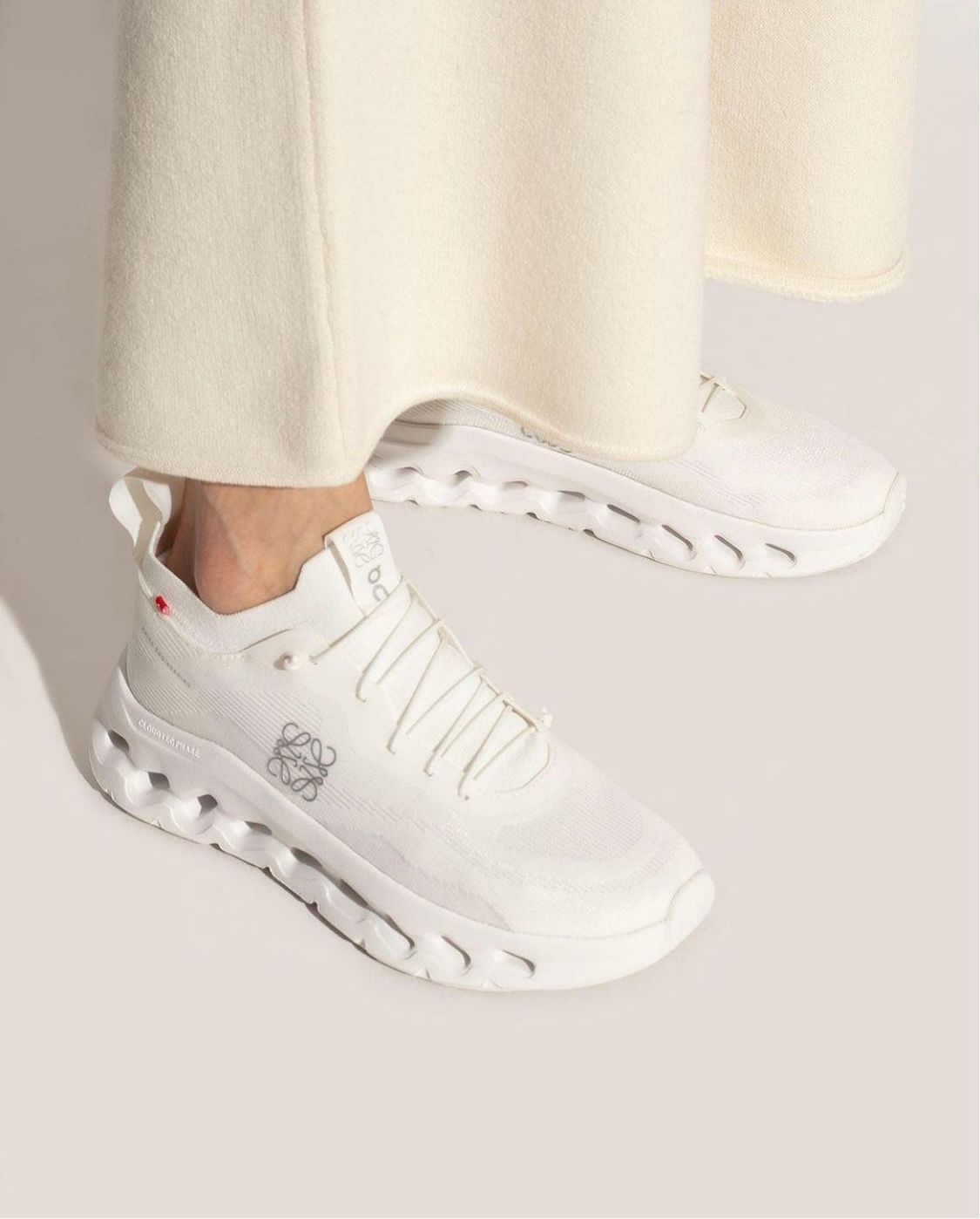 Loewe X On Cloudtilt  all white